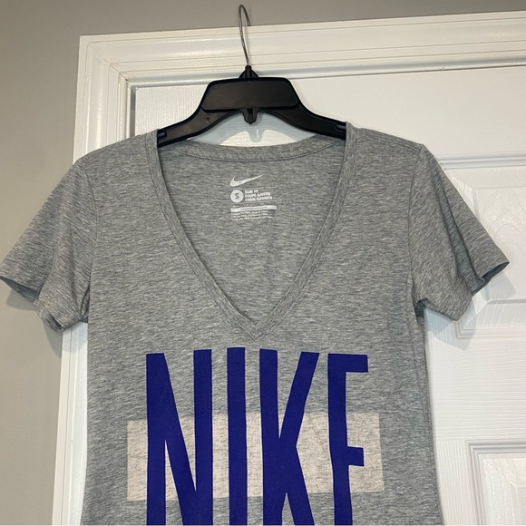 Nike Just Do It Slim Fit V Neck Athletic Short Sleeve Shirt Gray Graphic Small - Picture 2 of 9